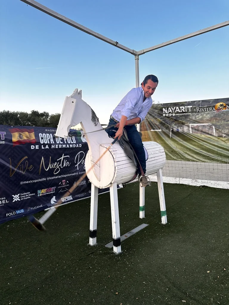 Hombre demostrando Polo sobre caballo de madera