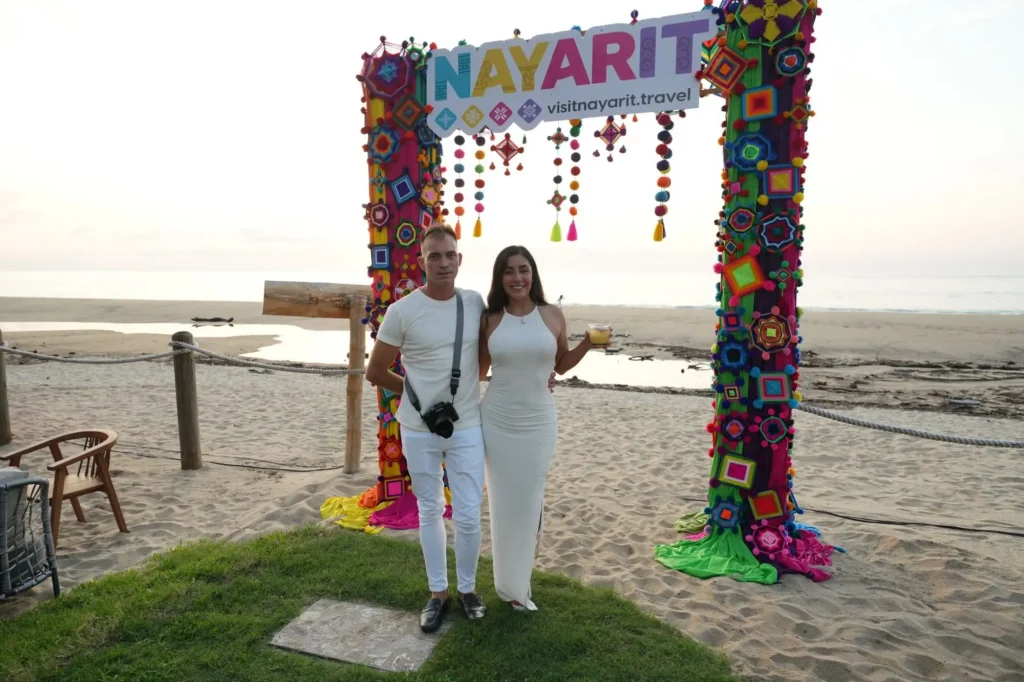 Pareja en stand de visitnayarit.travel