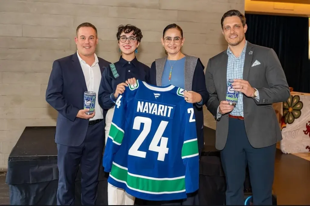 Personas posando con jersey de hockey personalizado con el nombre Nayarit