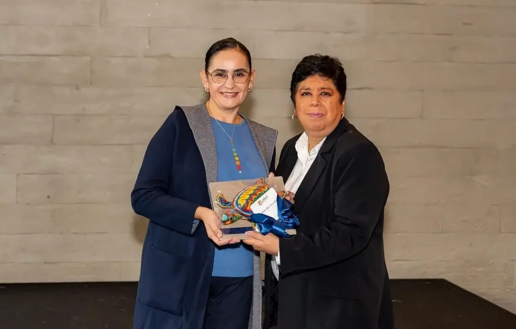 Personas posando con regalos típicos de Nayarit