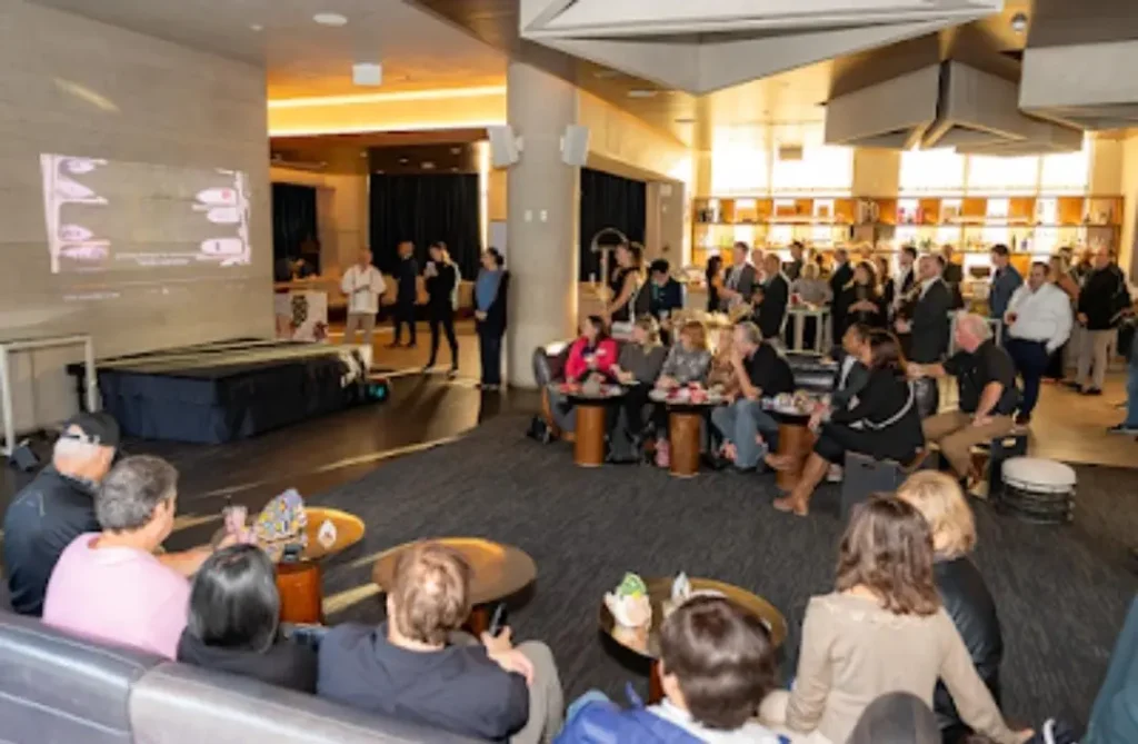 Salón de eventos lleno de personas